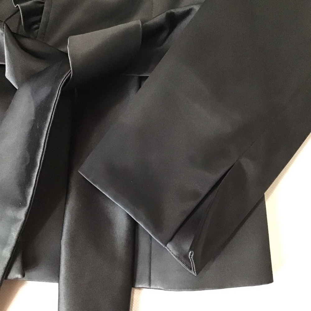 Chic Black Ruffled Blazer - Picture 5 of 11